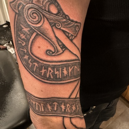Ny tatuering  midgrdsormen Sandman tatuering runor